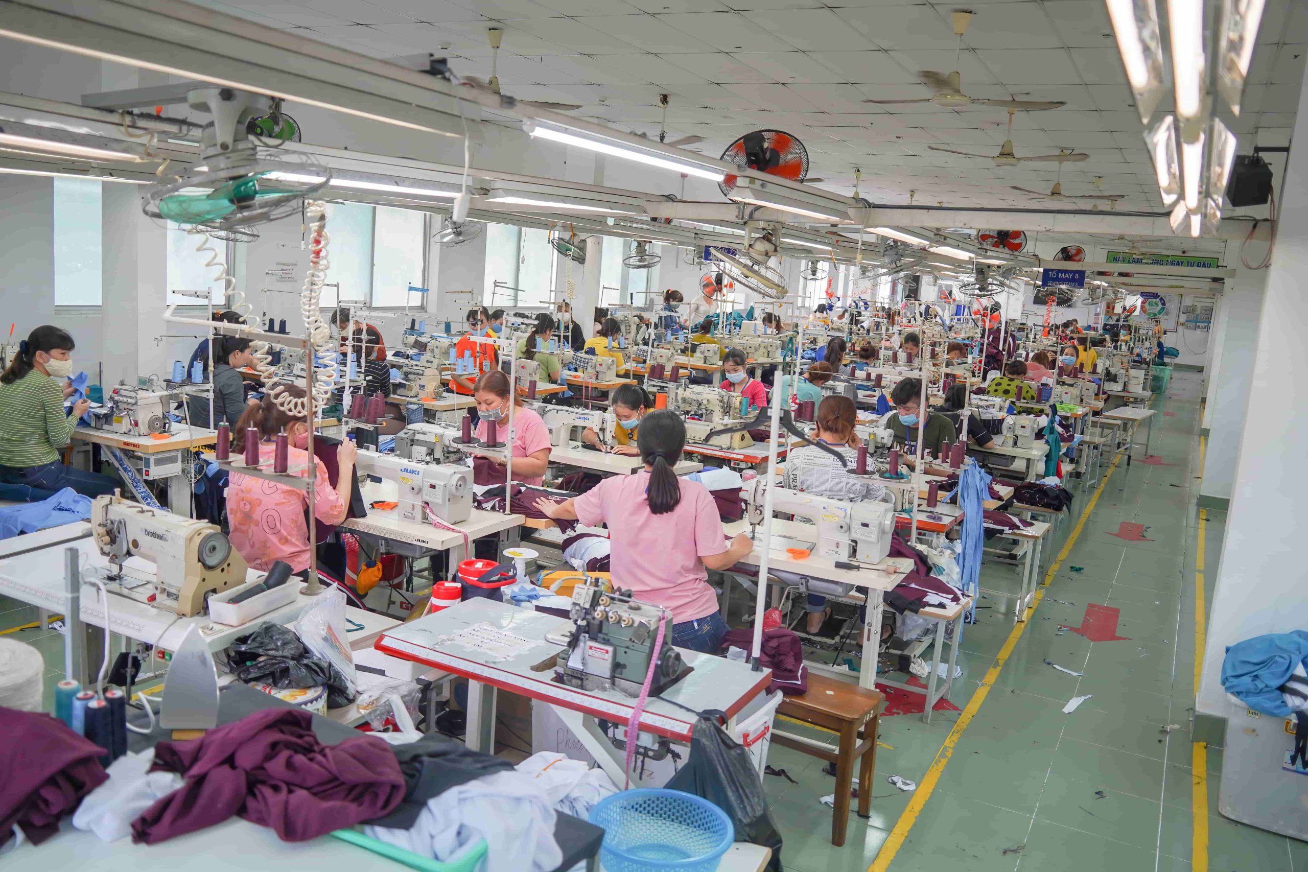 interior-workshop-sewing-clothes-textiles-portrait-professional-seamstress-min
